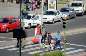 El fotorrojo instalado en el cruce de la autopista con la avenida de Colón, el que más multas ha impuesto. ::                             HOY