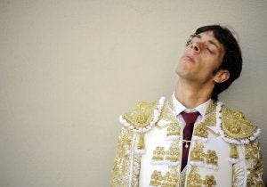 El matador de toros andaluz, Antonio Nazaré, minutos antes de hacer el paseíllo en la plaza de toros de Pamplona, donde cortó una oreja esta temporada. ::                             EFE