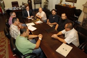 El alcalde, ediles del gobierno y representantes de las asociaciones asistentes a la reunión para crear la plataforma. ::                             ANDY  SOLÉ