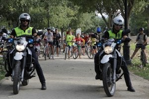 La Policía Local escoltó la marcha en bicicleta de ayer. ::                             ANDY SOLÉ