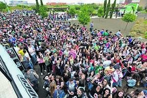 Los estudiantes se agolparon en la zona de venta de bebidas y comida y música. ::                             JOSÉ VICENTE ARNELAS