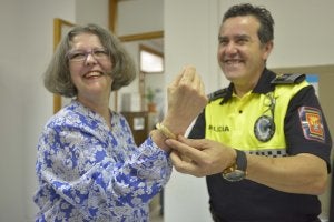 El jefe de la unidad administrativa de la Policía Local le entrega la pulsera de oro a Vera Regina. ::                             J. V. ARNELAS