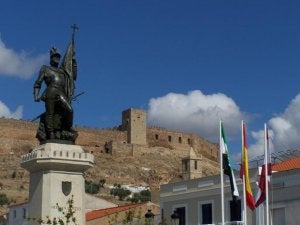 La estatua de Hernán Cortés en Medellín. ::                             C. P.