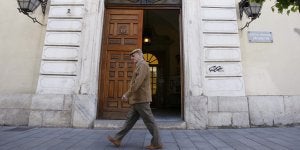 Puerta principal del Hospital Provincial, hoy cerrada. ::                             HOY