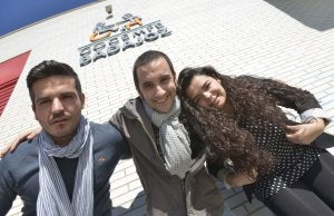 Vicky González, junto a Fefo y Paquillo, muestran su ilusión por esta experiencia. ::
J.V.ARNELAS