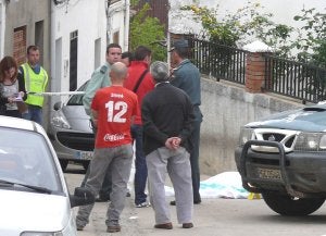 El cadáver de Esperanza en el suelo ante la casa de Leónides. ::                             HOY