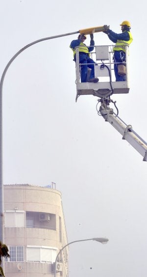 Los operarios comienzan a instalar las nuevas luminarias. ::
J. V. A.