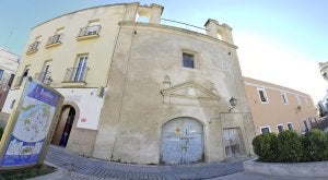 La iglesia de Santa Catalina, en la plaza de Santa María. ::                             HOY