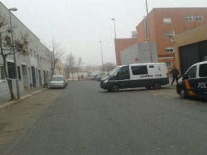 Llegada de un furgón con algunos de los detenidos, ayer en Mérida. ::                             HOY