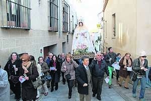 Procesión de la  Virgen de las Candelas, ayer a su paso por la calle Torremochada. ::
MARISA NÚÑEZ