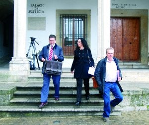 José Villegas, a la derecha, saliendo ayer de declarar. ::                             J.S.P.