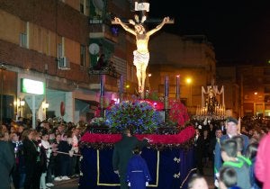 La procesión de San Fernando podría hacer un recorrido más corto si hay amenaza de lluvia. ::                             HOY