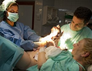 Una madre sostiene por primera vez a su bebé tras un parto natural. ::                             LORENZO CORDERO