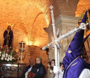 El paso de Jesús del Perdón se quedó en San Juan, donde se realizó un vía crucis. ::                             M. NÚÑEZ