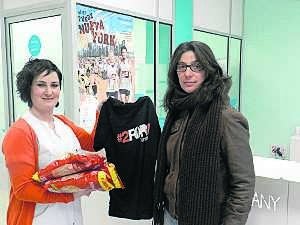 Promotores del proyecto con la camiseta que se da por comida. ::                             FH