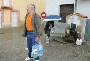 Martín Caballero lleva al menos 40 años llenando sus garrafas en la fuente torrejoncillana de San Francisco. ::                             PALMA