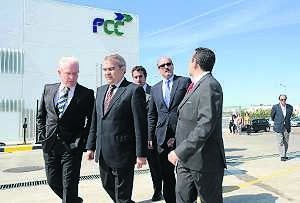 Fragoso y Ávila, junto a los responsables de FCC en Extremadura en la inauguración de la sede. ::                             C. M.
