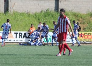 Los futbolistas del Arroyo celebran en una montonera el gol de Ibán Espadas, un tanto que vale su peso en oro. ::                             MARISA NÚÑEZ