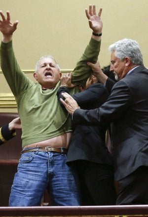 Protesta de preferentistas en la tribuna del Congreso. ::
J. MARTÍN / EFE