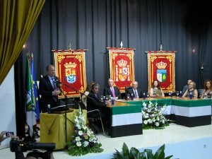 Monago, a la izquierda, y Perona, en el centro, durante el acto. ::                             P.D.E.