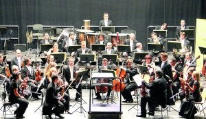 La Orquesta de Extremadura, dirigida por Álvaro Albiach, el sábado en Zafra. ::                             J.V.P