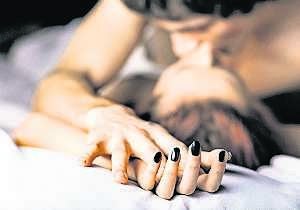 Una pareja, en un momento de pasión en la cama. ::
R. C.