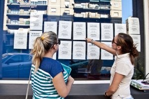 Dos chicas miran el listado de oposiciones convocadas por el SES en una academia. ::                             HOY