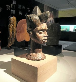 Pieza denominada 'Máscara casco'.