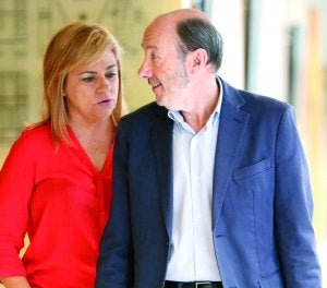 Valenciano y Rubalcaba, en la conferencia política del PSOE. ::
J. G.