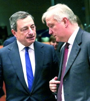 El presidente del BCE, Mario Draghi, conversa con el vicepresidente de la Comisión, Olli Rehn. ::
EFE