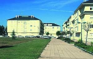 Urbanización asentada, en parte, sobre el canal de Badajoz. ::                             HOY