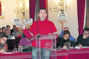 Raúl Pérez, vecino de Cáceres el Viejo, explica en el pleno la propuesta de su colectivo sobre el bus. ::                             A. M.