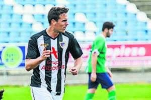 El nuevo fichaje del Badajoz CF se estrenó ayer con dos goles para la victoria ante el Racing Valverdeño. ::                             JOSÉ VICENTE ARNELAS