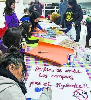 Preparando pancartas para la manifestación. ::                             J. V. ARNELAS