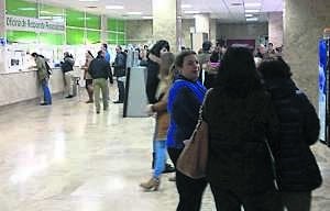 Colas de aspirantes esperan para entregar los papeles. ::
J. REY