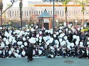 Globos y palomas por la paz