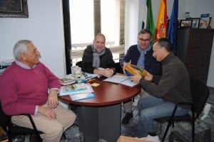 Entrega de los desfibriladores móviles. ::
S. E.