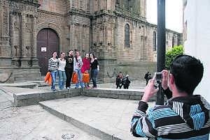 Jóvenes turistas fotografiándose en la plaza de la Catedral, uno de los monumentos que se proyecta incluir en la pulsera. ::                             DAVID PALMA