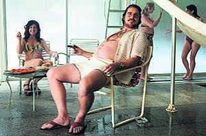 Christian Bale engordó para dar vida al estafador Irving Rosenfeld en el filme. ::                             EL CORREO