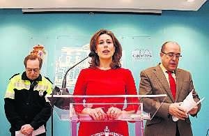 Emeterio Corchado, Cristina Redondo y Valentín Pacheco, ayer en la presentación de unas jornadas. ::                             M.N.