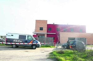 Entrada al club El Edén de Don Benito, en la tarde de ayer. ::                             F. H.