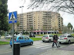 Dos motoristas de la Policía Nacional controlan una rotonda. ::                             HOY