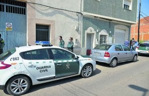 La Guardia Civil en la vivienda de La Banasta donde residía uno de los detenidos. ::                             J. V. A.