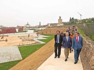 El alcalde pacense pasea por el camino de ronda junto a Celestino Rodolfo y Víctor del Moral. ::                             PAKOPÍ