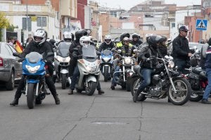 Los motoristas se concentraron frente a la parroquia del barrio de San Roque. ::                             PAKOPÍ
