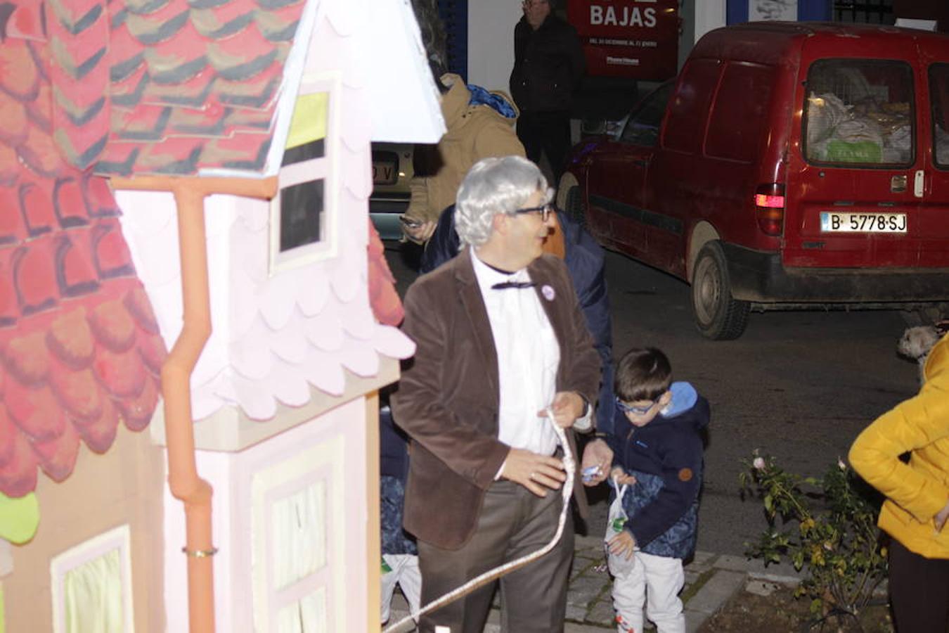 La comitiva real estuvo formada por 16 carrozas, se repartieron unos 1.800 kilos de caramelos y golosinas. Los más esperados por los niños fueron sus Majestades.