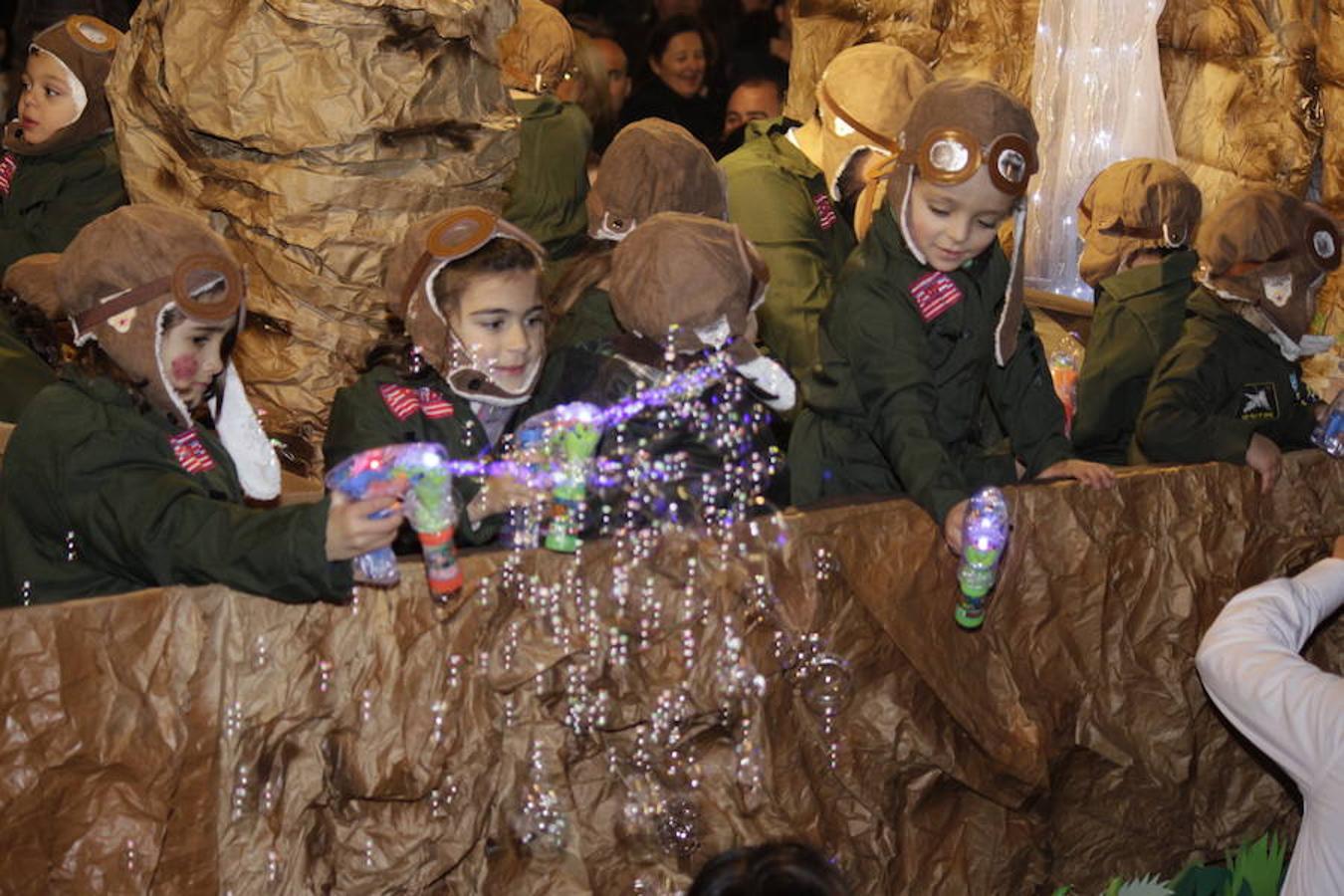 La comitiva real estuvo formada por 16 carrozas, se repartieron unos 1.800 kilos de caramelos y golosinas. Los más esperados por los niños fueron sus Majestades.