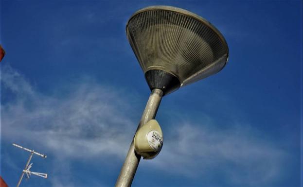 Uno de los contadores en una farola 
