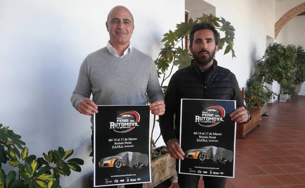 Contreras y Gómez con el cartel anunciador 