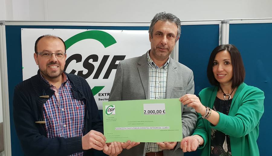 CSIF dona 2.000 euros a la Fundación Oncológica Infantil Extremeña 'Ícaro'